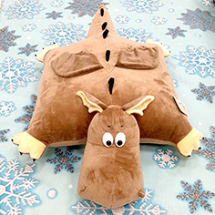 Подушка "Дракон Мечтатель" иск. мех 72*47